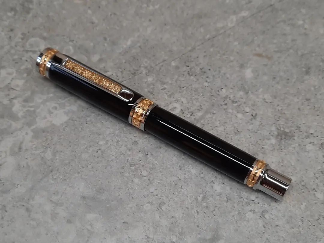 Jr. Emperor pen made with Buffalo horn! I made a box for it to, ill try to post it all another time. #pens #penmaking #pen #buffalo #buffalohorn #gold #silver #imadethis #giftmaking #gift #ihopetheylikeit #jremporerpen