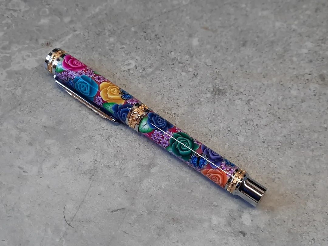 One of the easiest yet most stressful pens I made, the tubes were made by @pc_penartist ,they are clay, I just had to put a CA coating on them and assemble the pen! #penmaking #pens #pen #flowers #clay