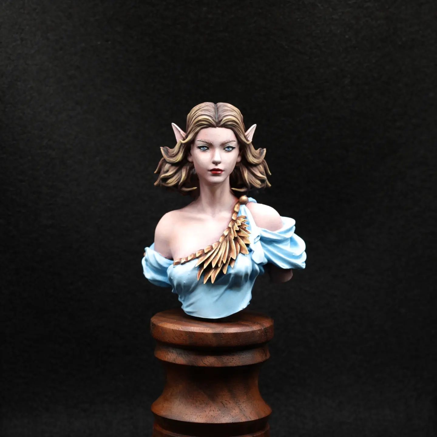 Cesedra bust, had all sorts of issues while painting this.... Paruvian walnut plinth #cesedra #bust #mini #miniatures #miniaturepainting #miniature #paruvianwalnut #walnut #rpg #roleplayinggame